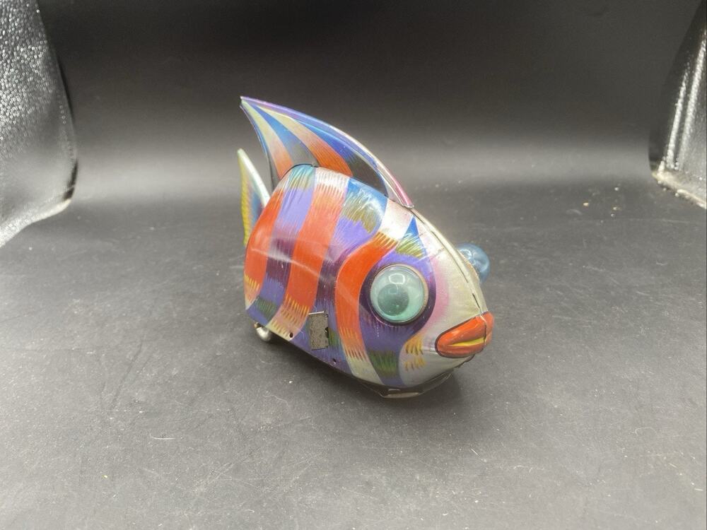 Vintage 1950s Yoshiya KO Japan Tin Wind-Up Tropical Fish Toy /Works /Read !!